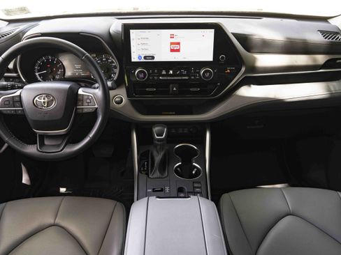 Used 2024 Toyota Highlander XLE FWD image 26