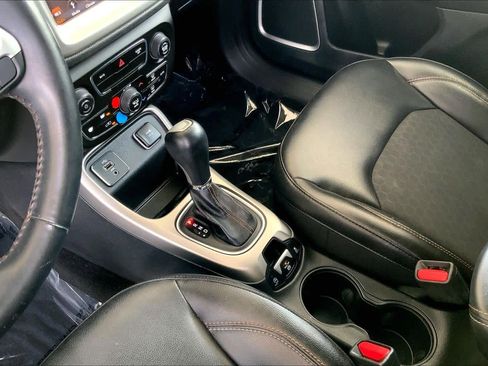 Used 2018 Jeep Compass Latitude w/ Popular Equipment Group FWD image 17