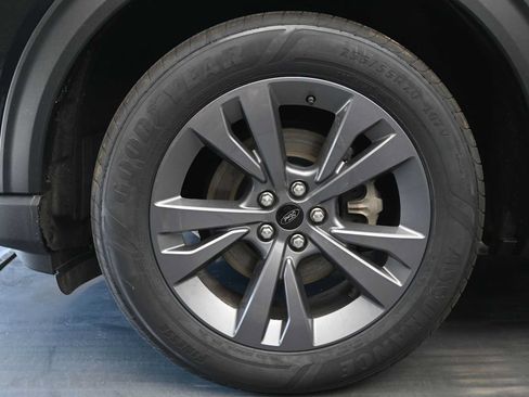 Used 2025 Ford Explorer Active w/ Active Comfort Package AWD/4WD image 2