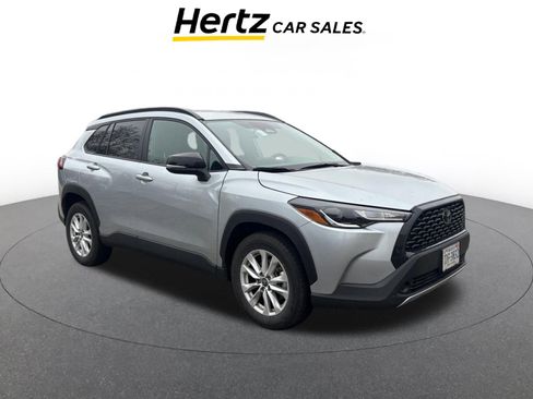 Used 2025 Toyota Corolla Cross LE image 1