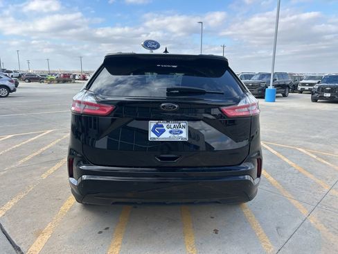 Used 2024 Ford Edge SE w/ Black Appearance Package image 4