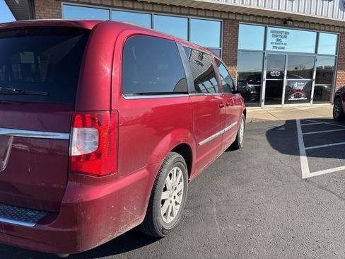 Used 2014 Chrysler Town & Country Touring image 7