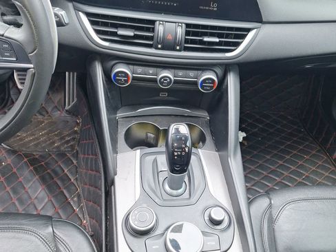 Used 2018 Alfa Romeo Giulia image 14