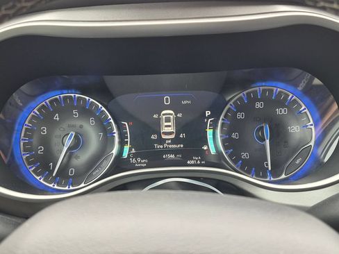 Used 2024 Chrysler Pacifica Touring-L FWD image 18