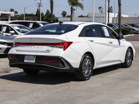 Used 2025 Hyundai Elantra Hybrid FWD image 5