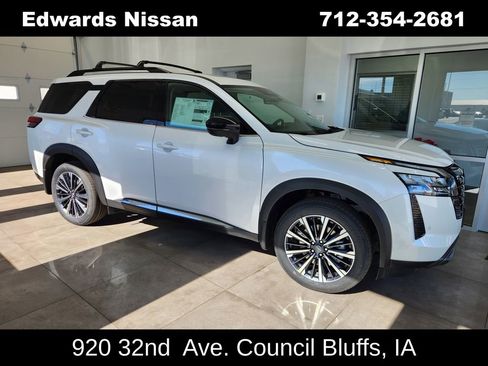 New 2026 Nissan Pathfinder Platinum image 1