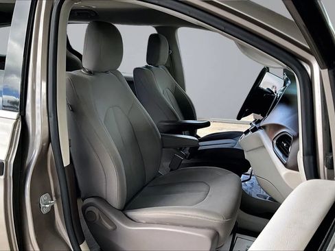 Used 2018 Chrysler Pacifica L image 26