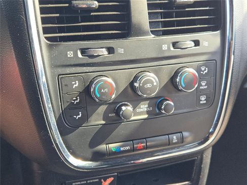Used 2016 Dodge Grand Caravan SE FWD image 21