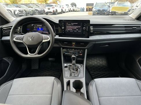 Used 2025 Volkswagen Jetta SE image 24
