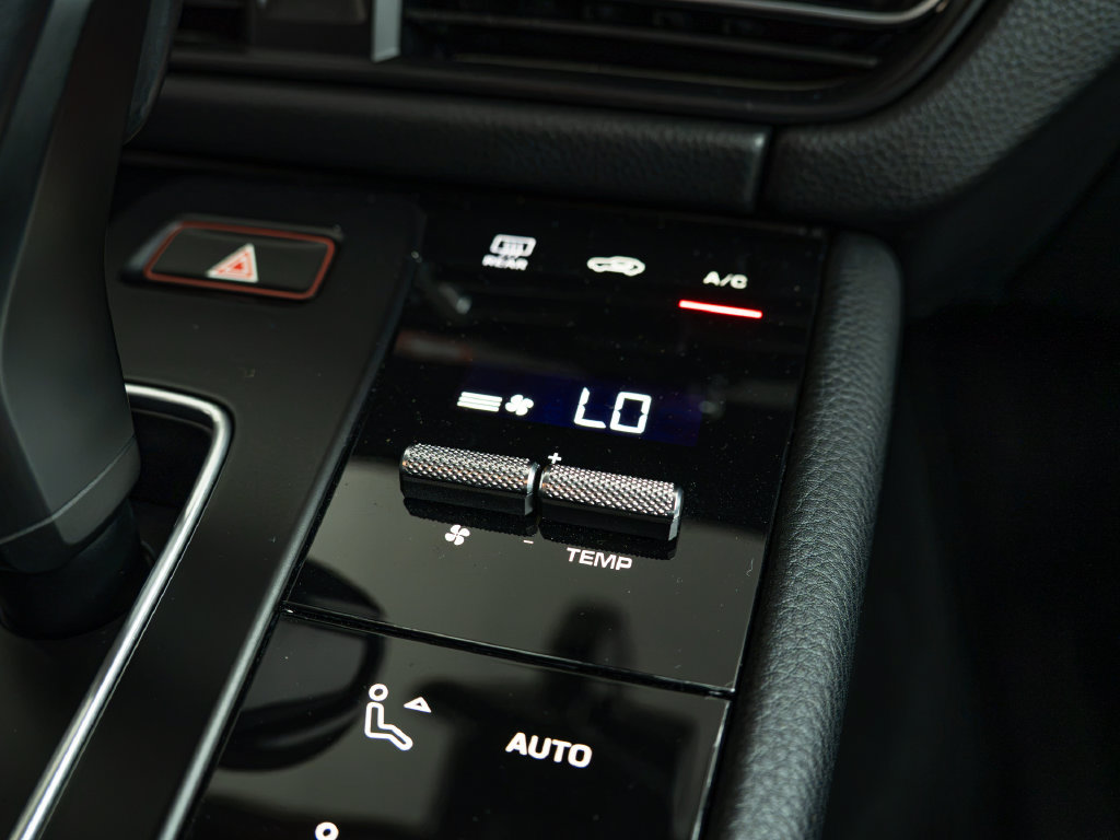 Certified 2026 Porsche Macan Turbo AWD/4WD image 14