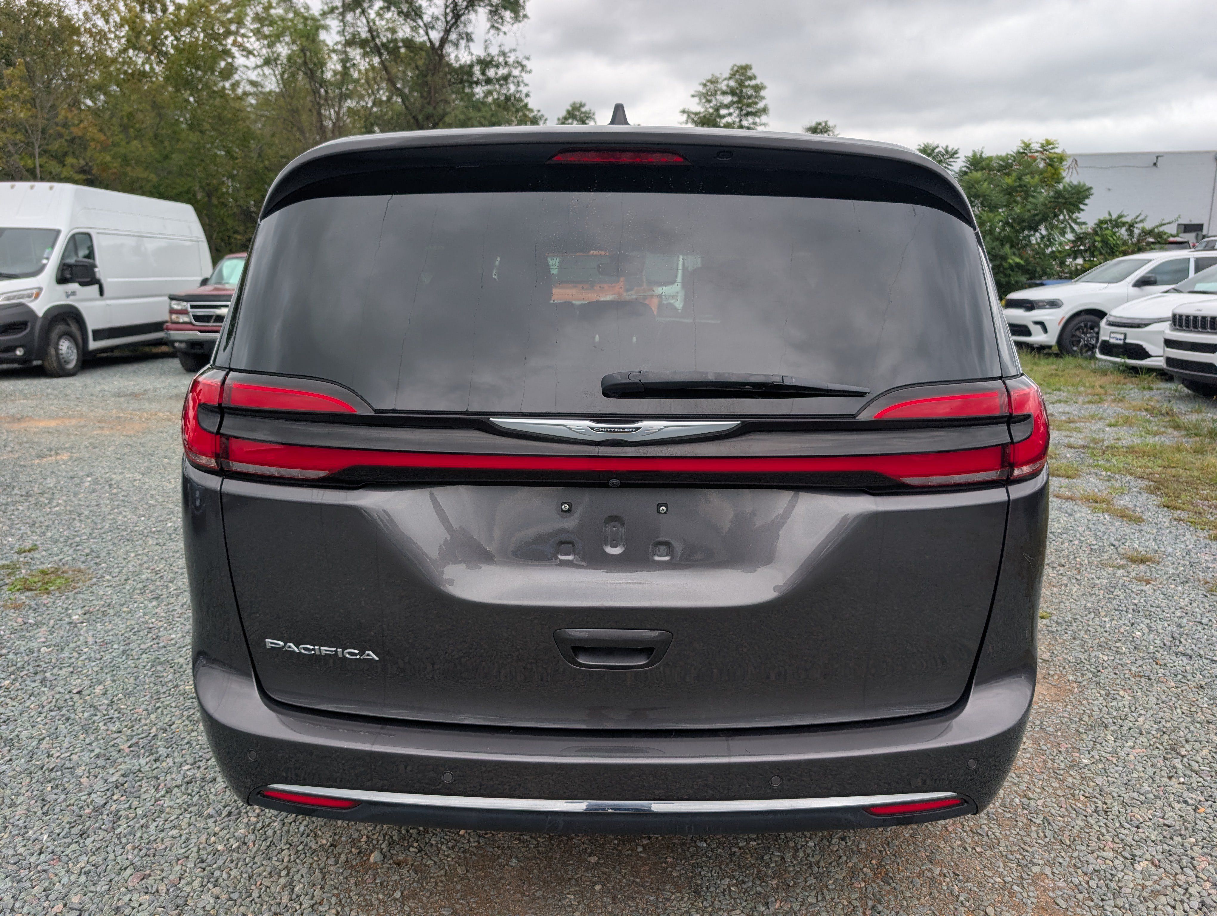 Used 2023 Chrysler Pacifica Touring-L FWD image 4