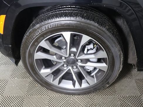 Used 2023 Jeep Grand Cherokee Overland w/ Advanced Protech Group III image 23