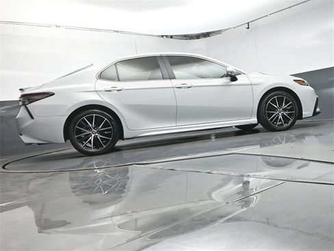 Used 2024 Toyota Camry SE image 37