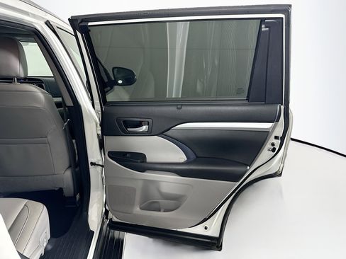 Used 2018 Toyota Highlander XLE w/ Carpet Mat Package (TMS) image 32