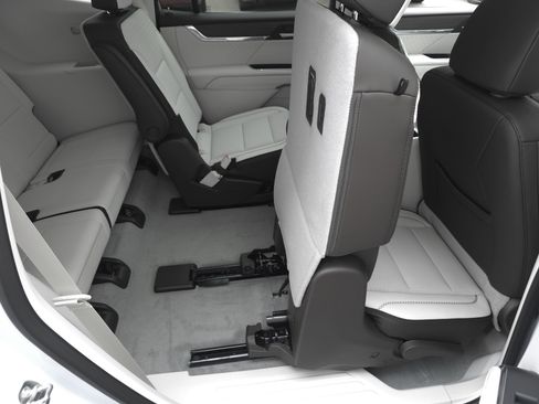 New 2026 GMC Acadia Denali w/ Super Cruise Package FWD image 40