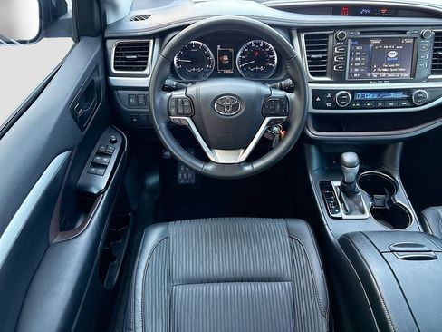 Used 2019 Toyota Highlander Plus FWD image 10
