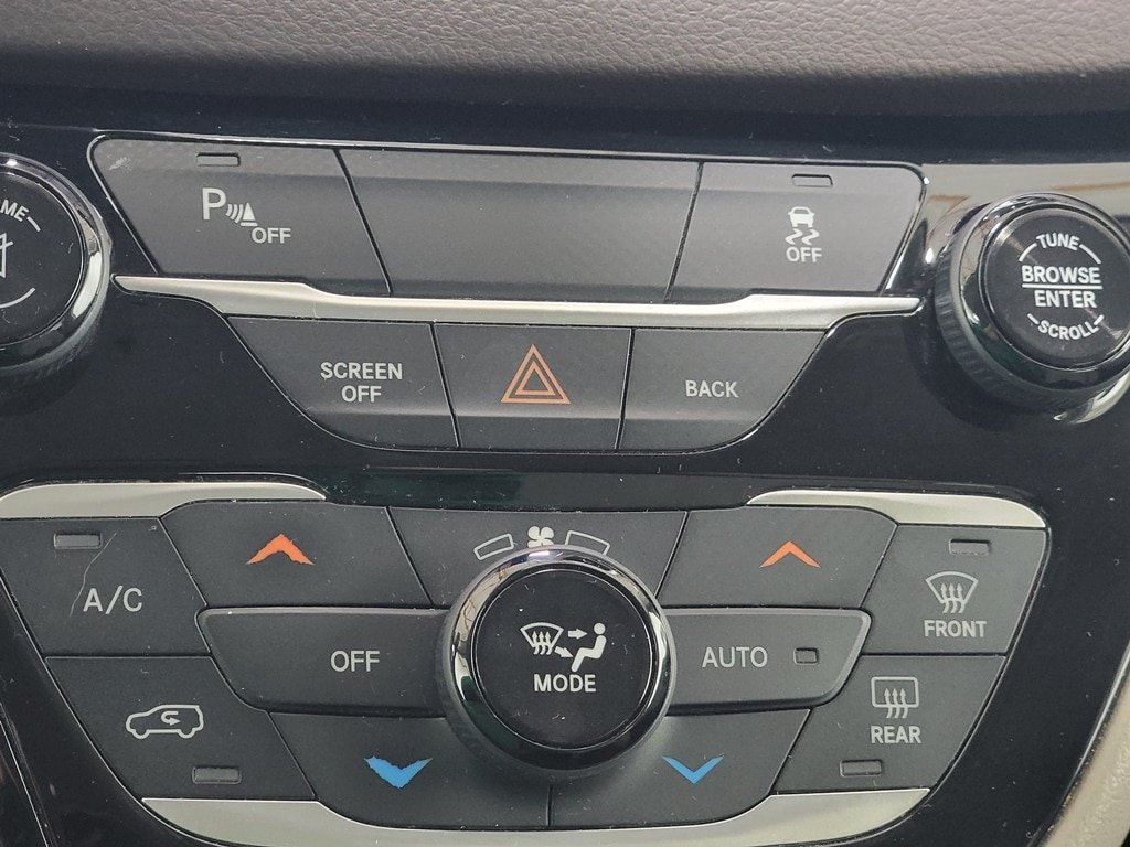 Used 2017 Chrysler Pacifica Touring-L FWD image 28