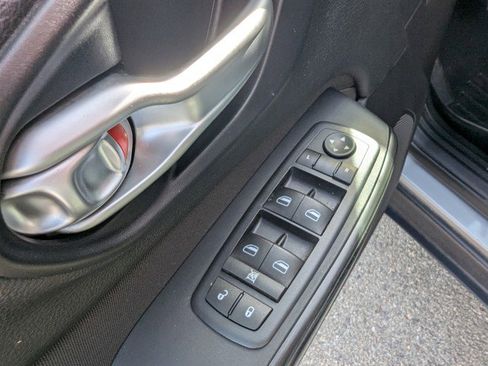 Used 2016 Jeep Cherokee Sport image 9