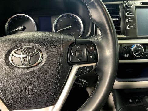 Used 2019 Toyota Highlander XLE image 24