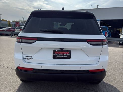 Used 2024 Jeep Grand Cherokee Altitude image 7