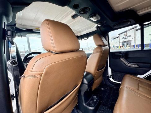 Used 2013 Jeep Wrangler Unlimited Sahara image 22
