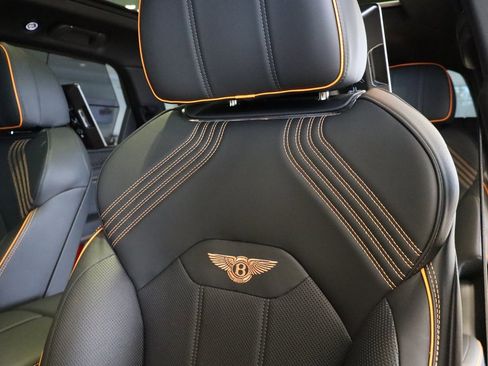 Used 2025 Bentley Bentayga image 4