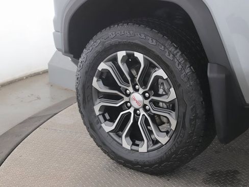 Used 2024 GMC Canyon Denali image 13