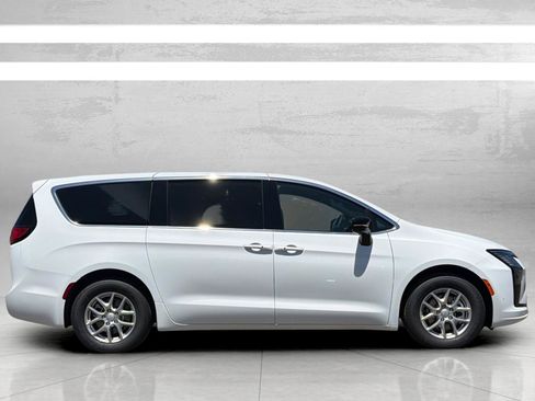 New 2027 Chrysler Pacifica Select FWD image 4
