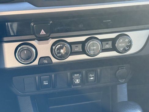 Used 2018 Toyota Tacoma SR5 image 29