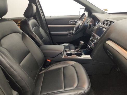 Used 2019 Ford Explorer XLT w/ Equipment Group 202A AWD/4WD image 19