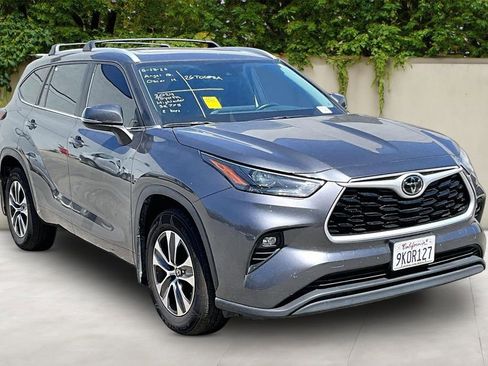 Used 2024 Toyota Highlander XLE AWD/4WD image 1