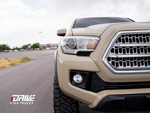 Used 2016 Toyota Tacoma TRD Off-Road image 7