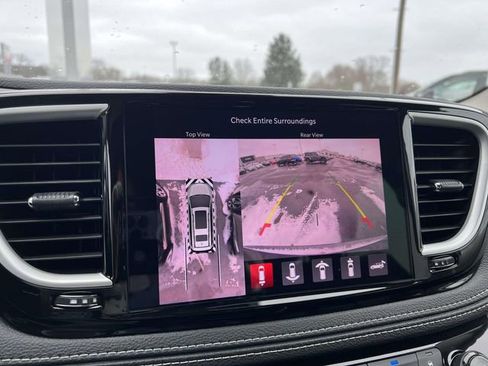 Certified 2022 Chrysler Pacifica Touring-L w/ Uconnect Theater Family Group image 20