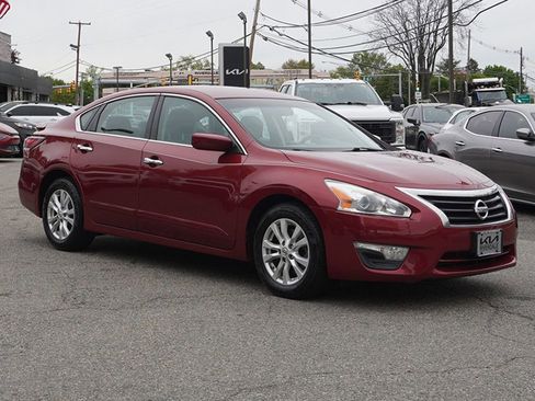 Used 2014 Nissan Altima 2.5 S w/ Sport Value Package FWD image 2