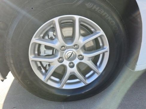 Used 2024 Chrysler Pacifica Touring-L image 7