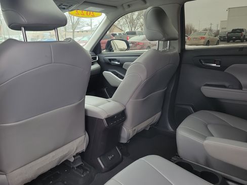 Used 2022 Toyota Highlander XLE image 11