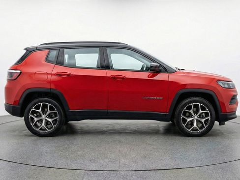 Used 2025 Jeep Compass Limited image 11