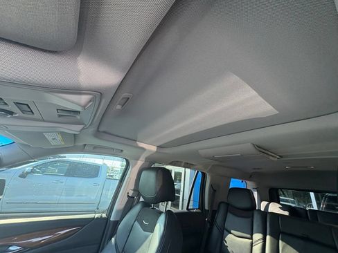Used 2019 Cadillac Escalade Luxury AWD/4WD image 17