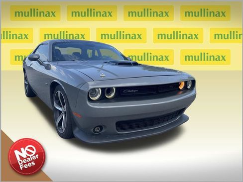 Used 2017 Dodge Challenger R/T RWD image 1