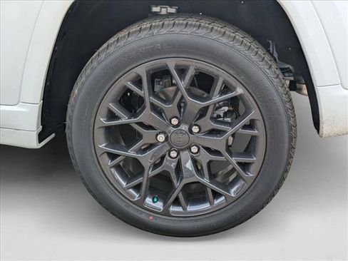 New 2025 Jeep Grand Cherokee Summit image 10