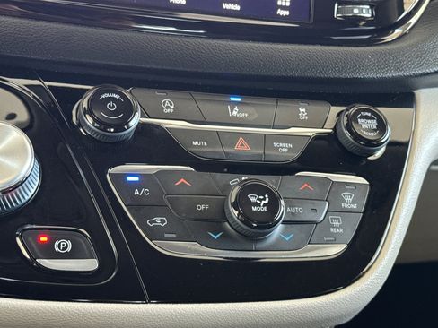 Used 2022 Chrysler Pacifica Touring-L FWD image 18