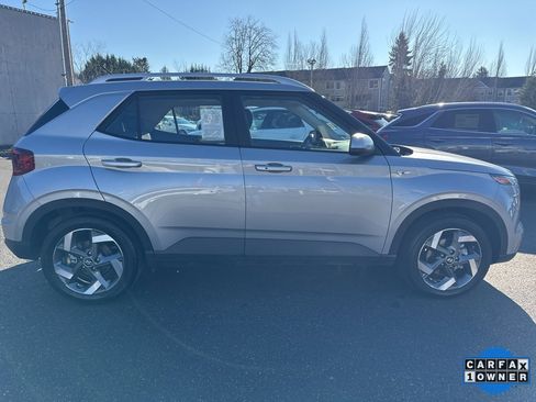 Used 2025 Hyundai Venue SEL image 8