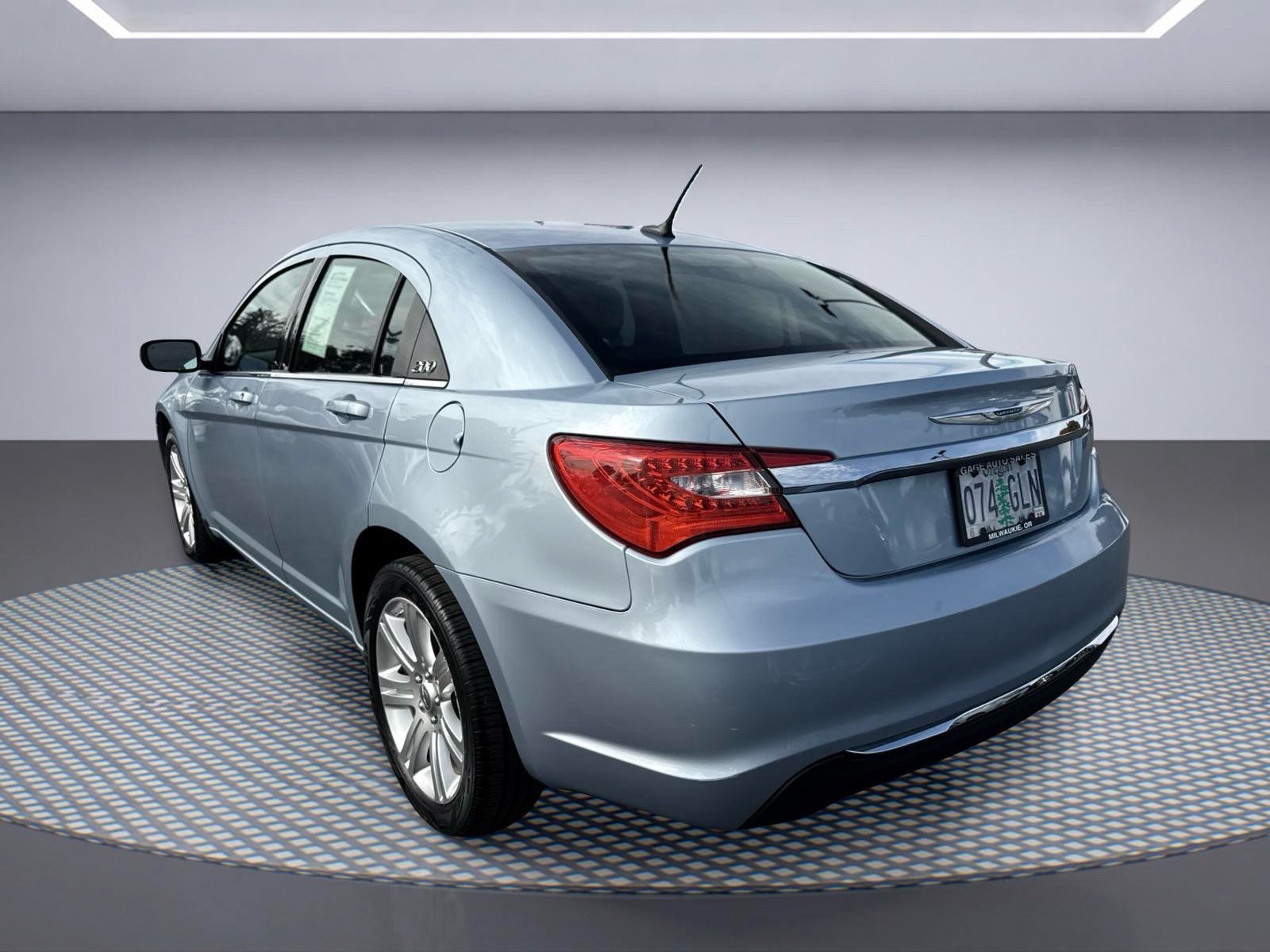 Used 2013 Chrysler 200 Touring FWD image 4