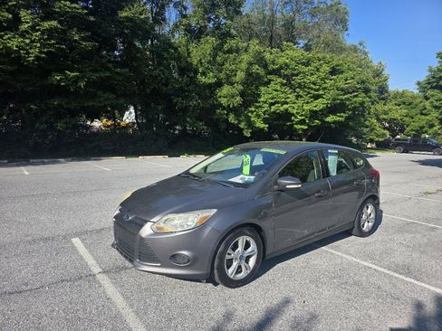 Used 2013 Ford Focus SE FWD image 2