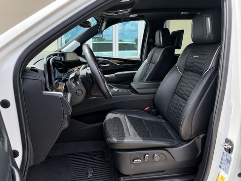 Used 2023 Cadillac Escalade Sport Platinum w/ LPO, ONYX Package AWD/4WD image 2