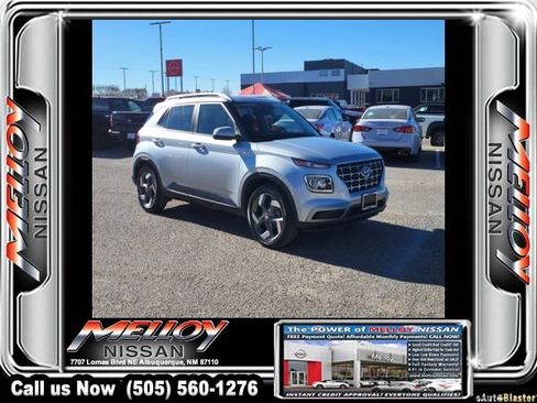 Used 2023 Hyundai Venue SEL image 4