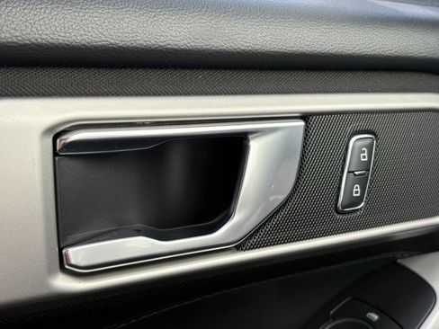 Used 2020 Ford Explorer XLT image 30