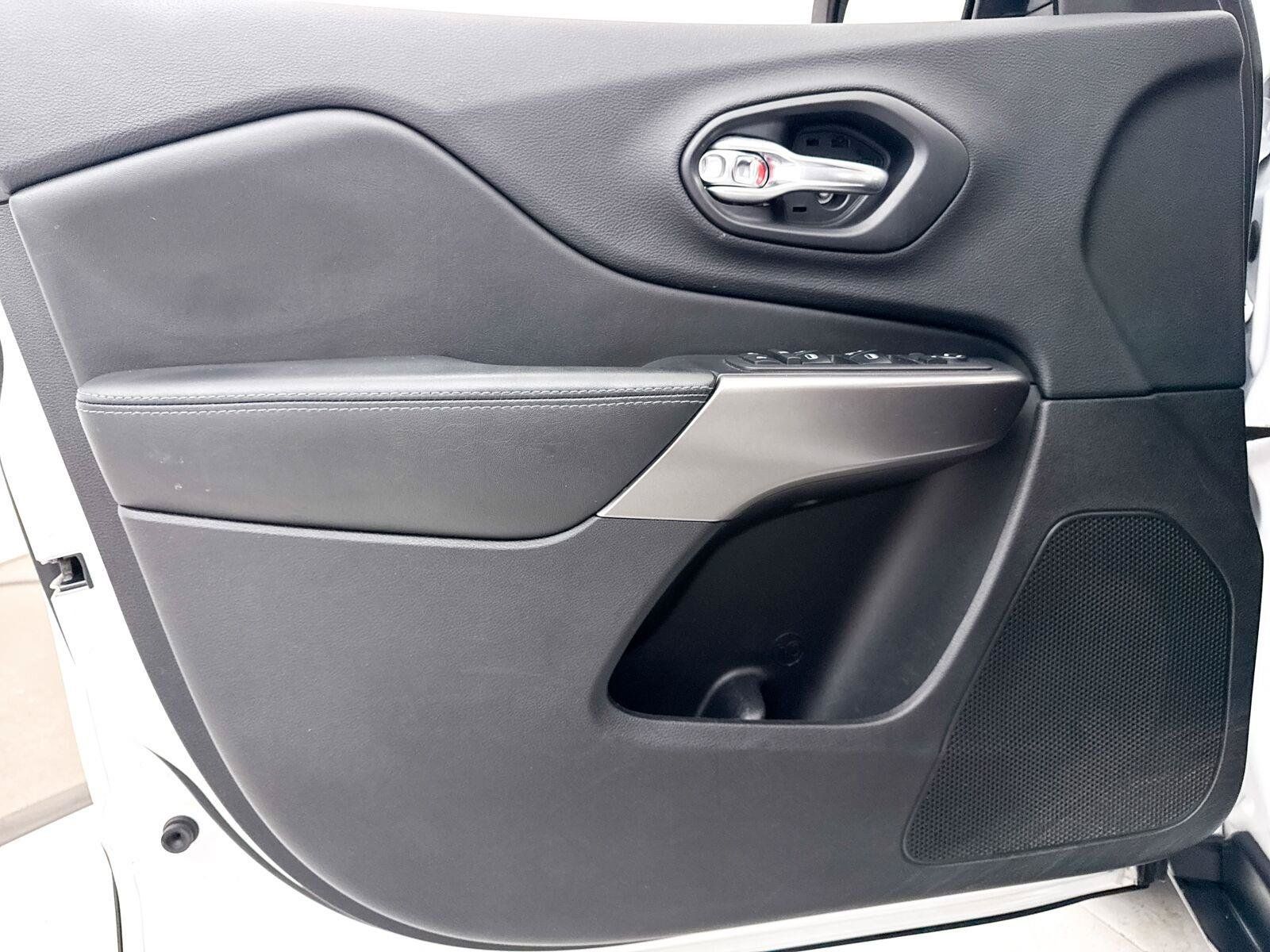 Used 2019 Jeep Cherokee Latitude w/ Popular Appearance Group FWD image 26