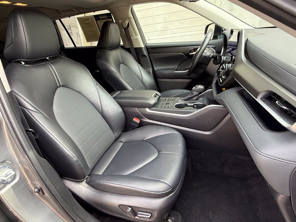 Used 2025 Toyota Highlander XLE AWD/4WD image 44