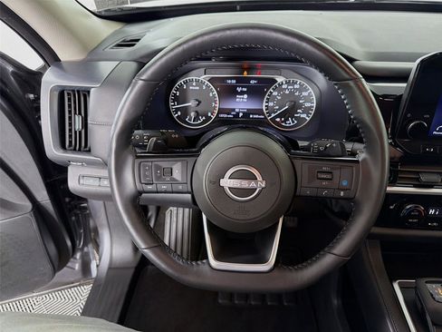 Used 2025 Nissan Pathfinder SL AWD/4WD image 12